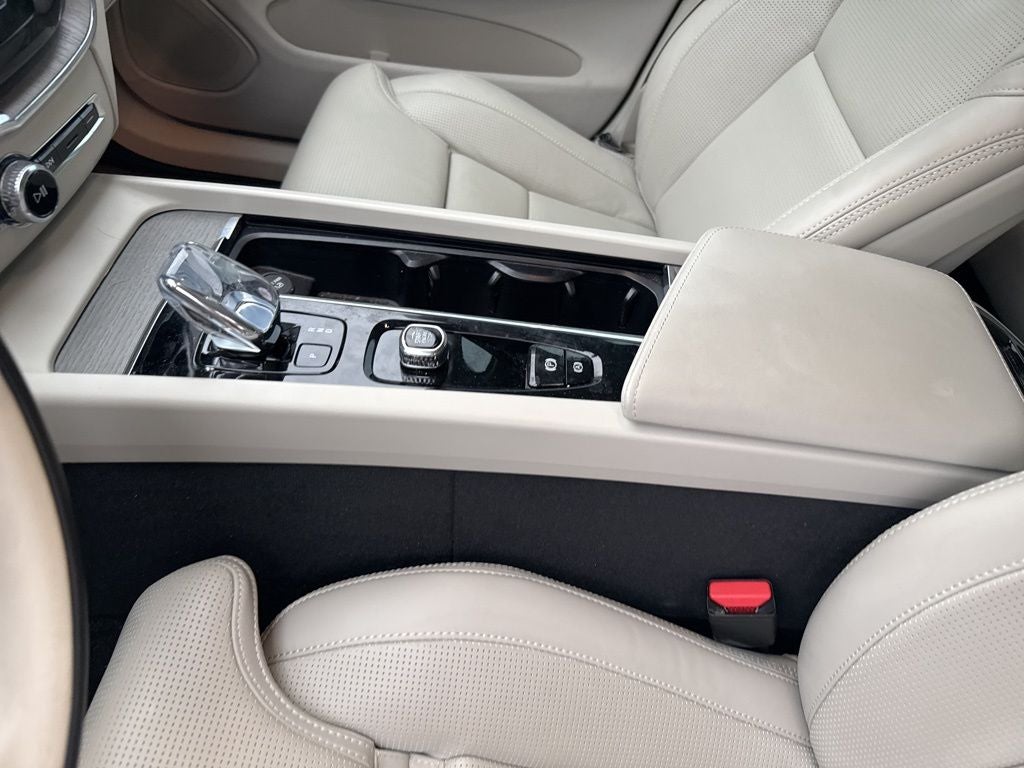 2023 Volvo XC60 B5 Ultimate Bright Theme