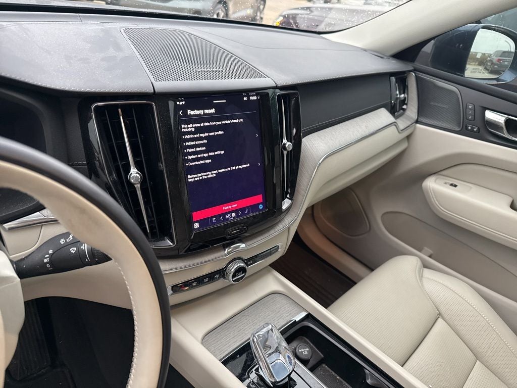 2023 Volvo XC60 B5 Ultimate Bright Theme