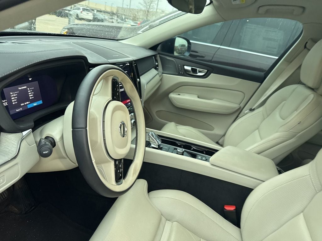 2023 Volvo XC60 B5 Ultimate Bright Theme