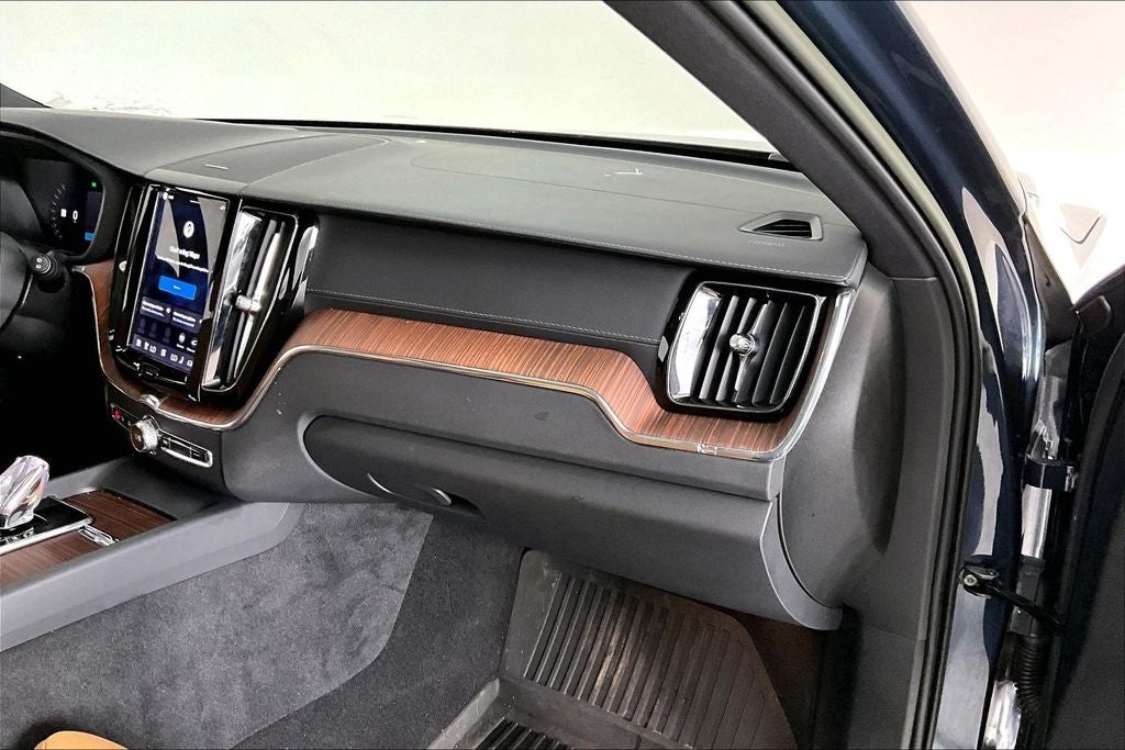 2023 Volvo XC60 B5 Ultimate Bright Theme