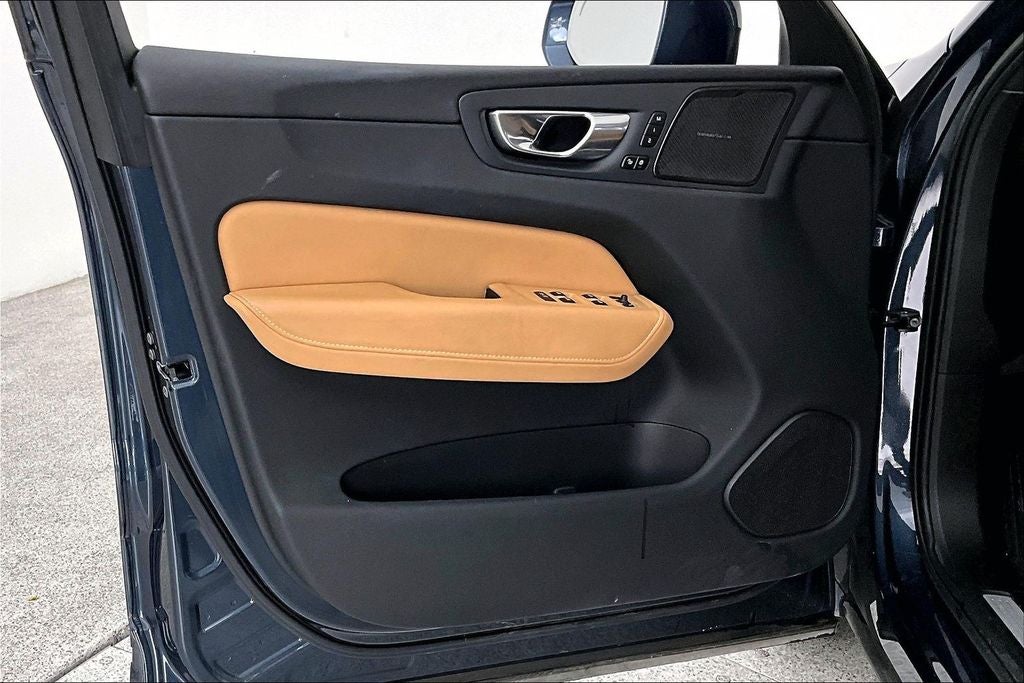 2023 Volvo XC60 B5 Ultimate Bright Theme
