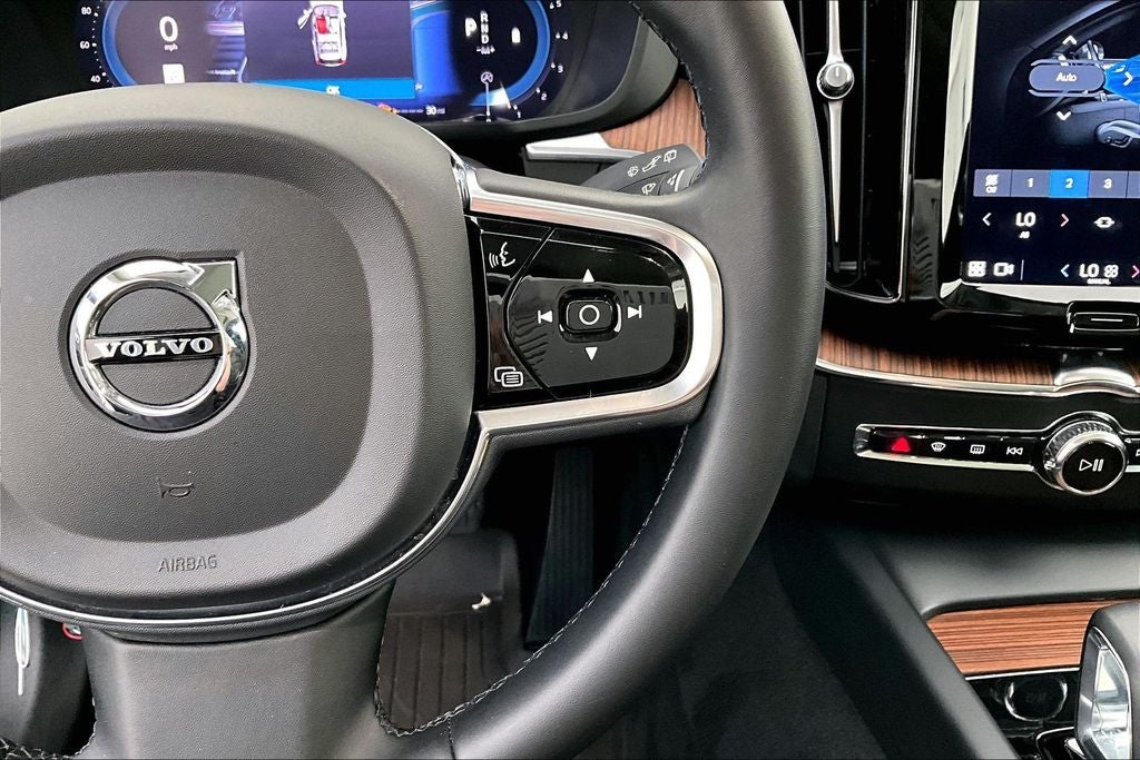 2023 Volvo XC60 B5 Plus Bright Theme