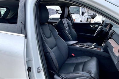 2023 Volvo XC60 B5 Ultimate Bright Theme