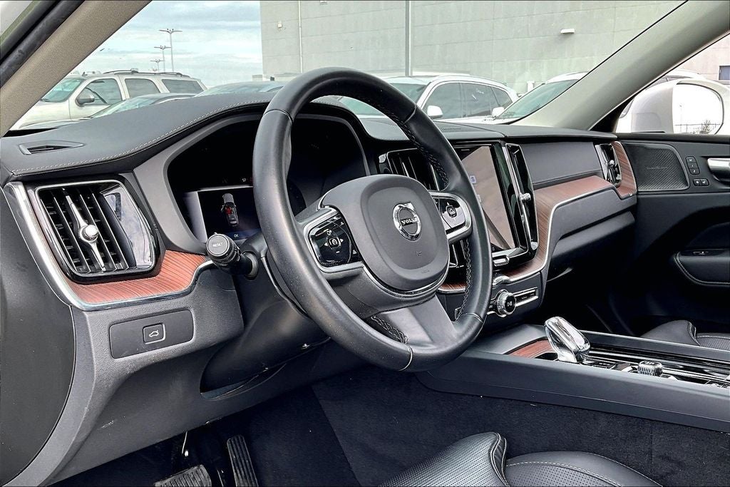 2023 Volvo XC60 B5 Ultimate Bright Theme