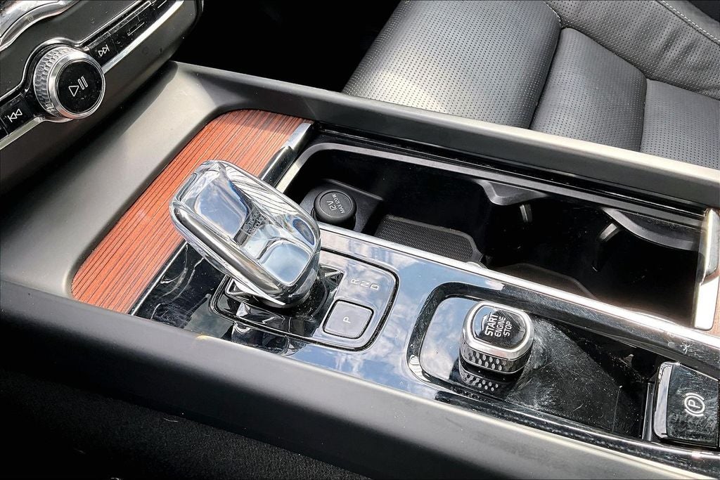 2023 Volvo XC60 B5 Ultimate Bright Theme