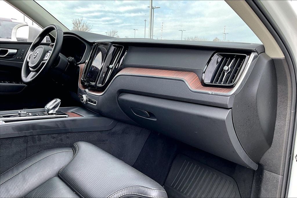 2023 Volvo XC60 B5 Ultimate Bright Theme