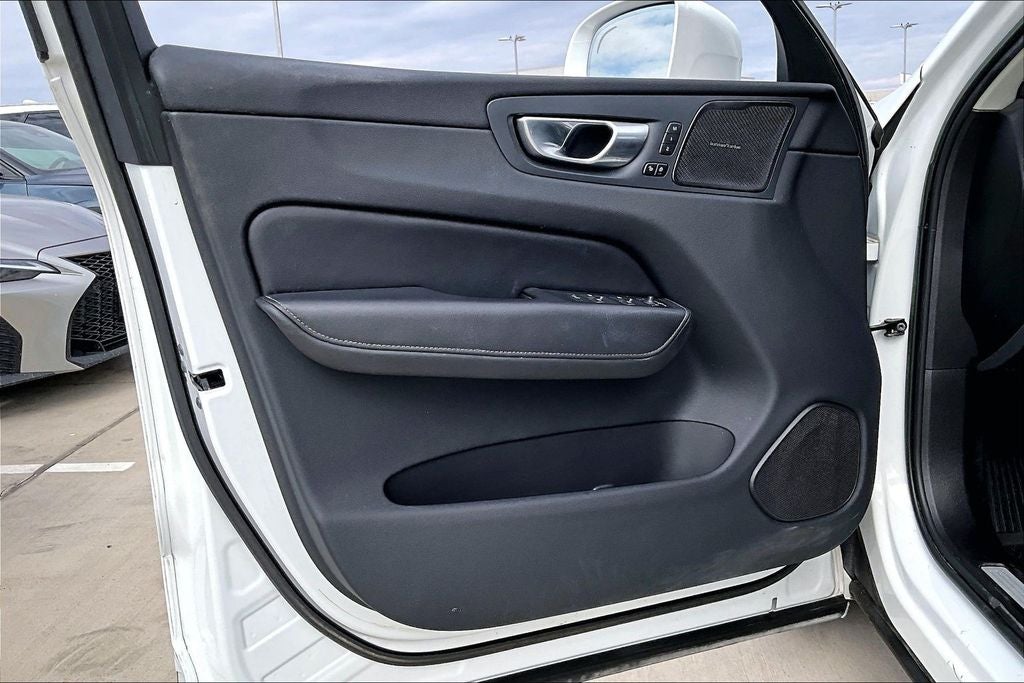 2023 Volvo XC60 B5 Ultimate Bright Theme