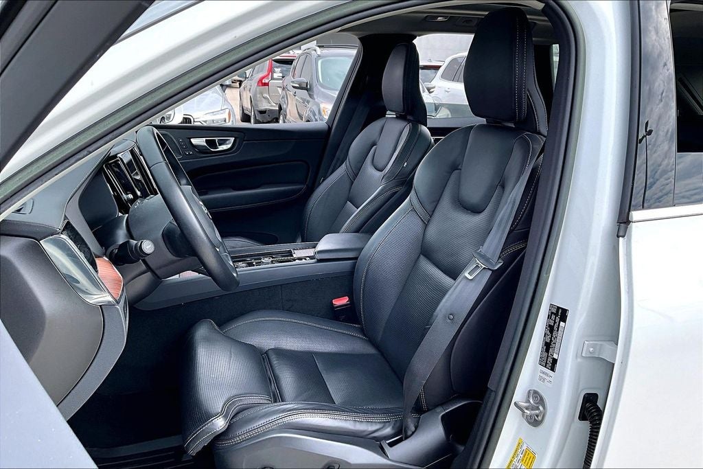 2023 Volvo XC60 B5 Ultimate Bright Theme