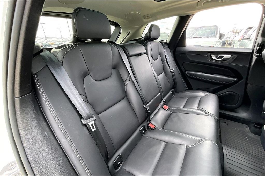 2023 Volvo XC60 B5 Ultimate Bright Theme