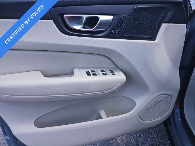 2023 Volvo XC60 B5 Ultimate Bright Theme