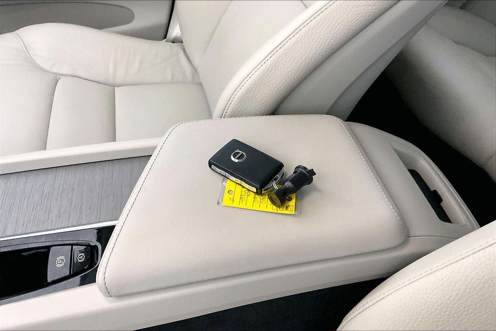 2023 Volvo XC60 B5 Plus Dark Theme