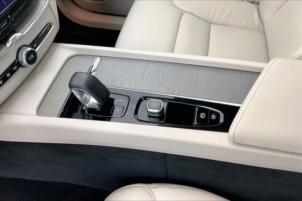 2023 Volvo XC60 B5 Plus Dark Theme