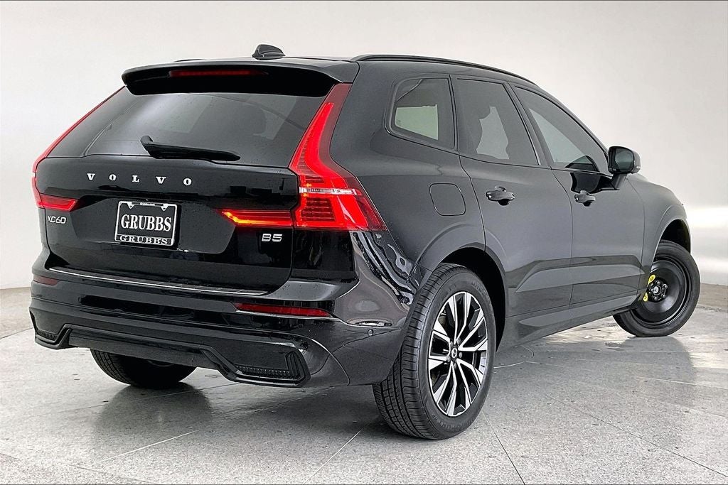 2023 Volvo XC60 B5 Plus Dark Theme