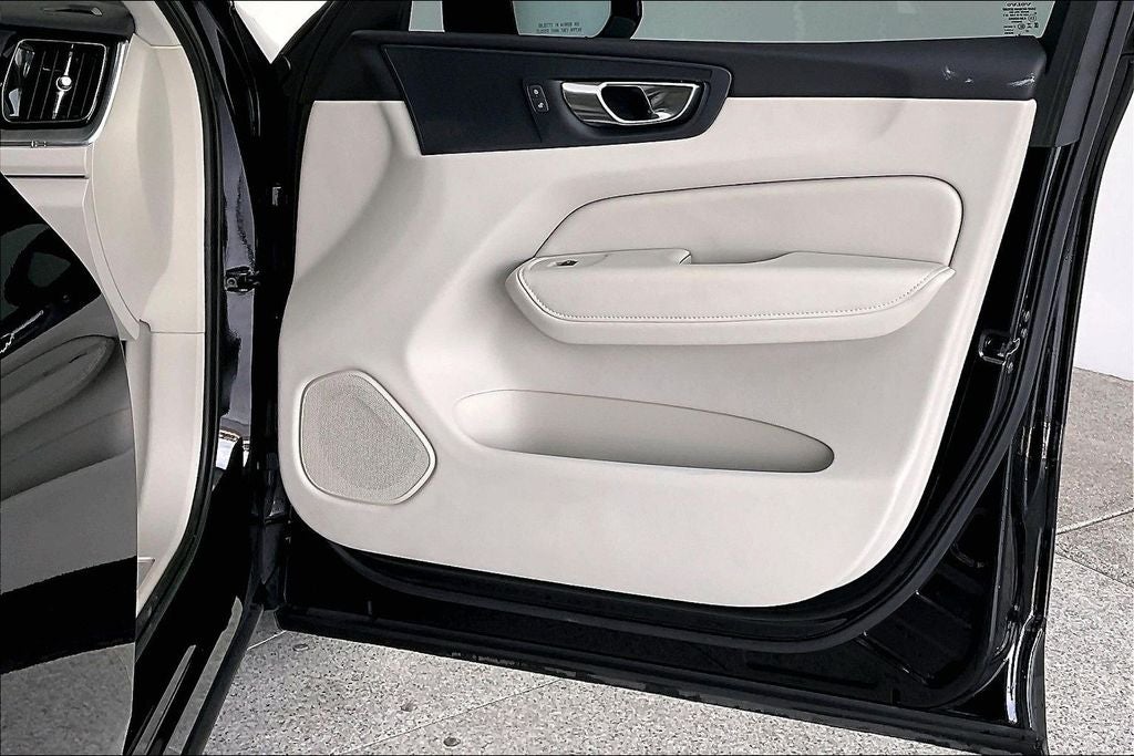 2023 Volvo XC60 B5 Plus Dark Theme