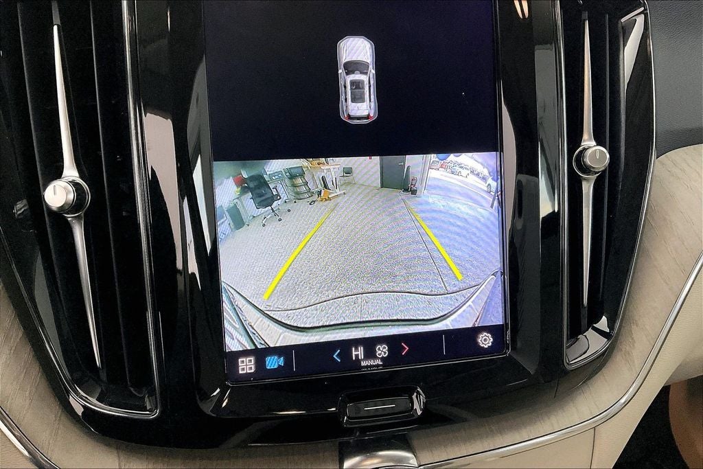 2023 Volvo XC60 B5 Plus Dark Theme