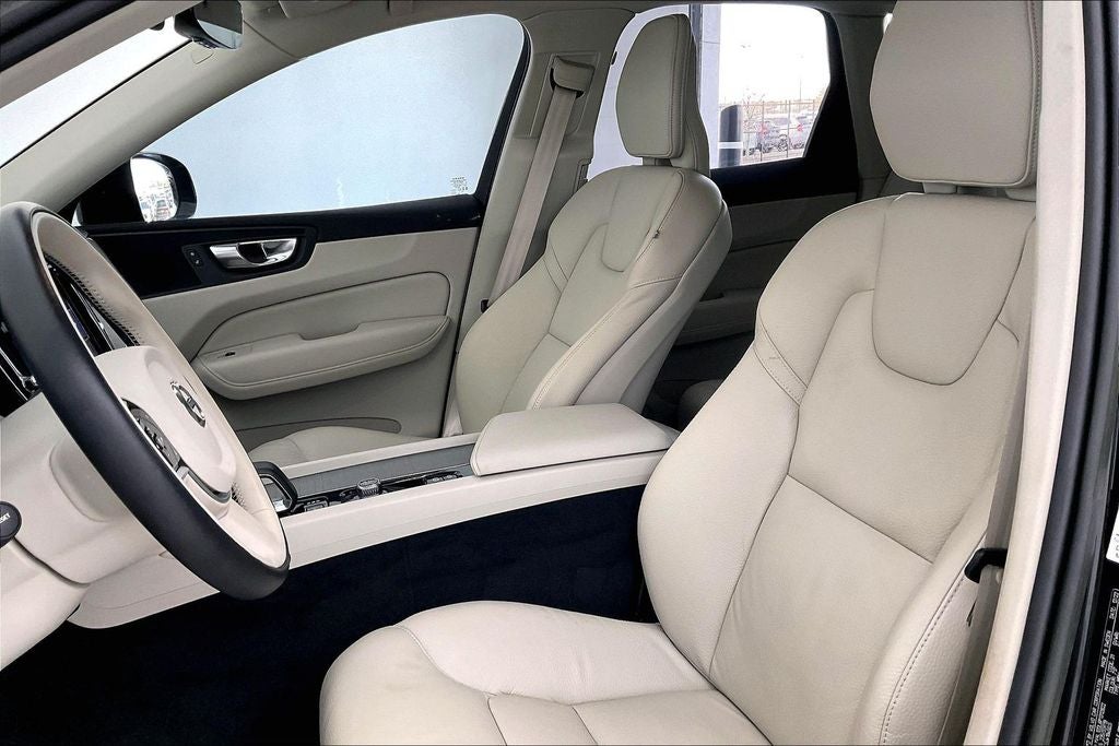 2023 Volvo XC60 B5 Plus Dark Theme