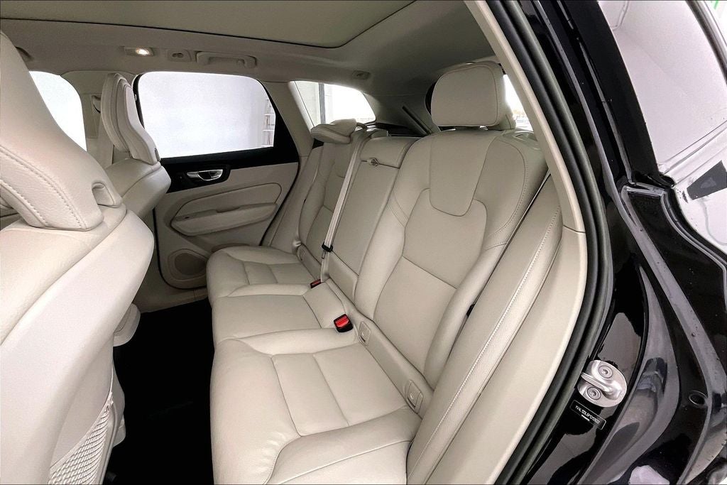 2023 Volvo XC60 B5 Plus Dark Theme