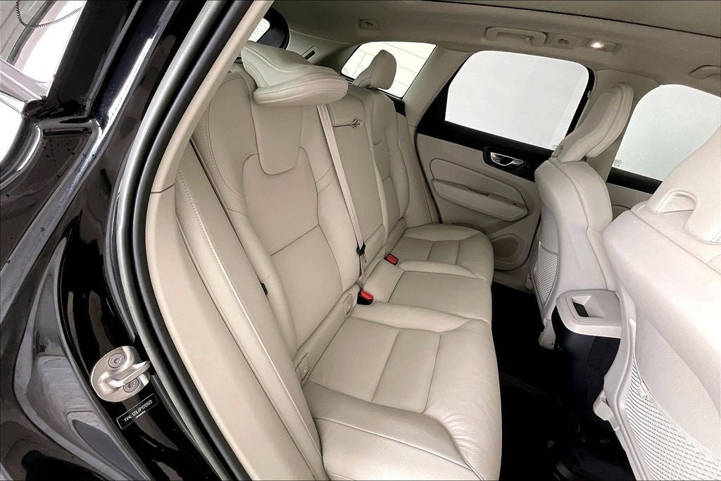 2023 Volvo XC60 B5 Plus Dark Theme