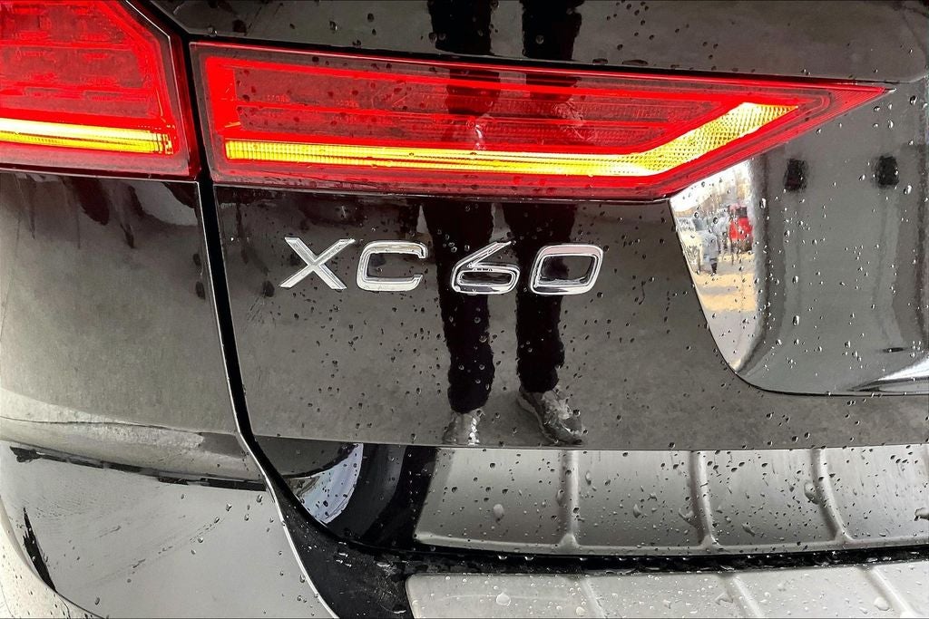 2023 Volvo XC60 B5 Plus Dark Theme