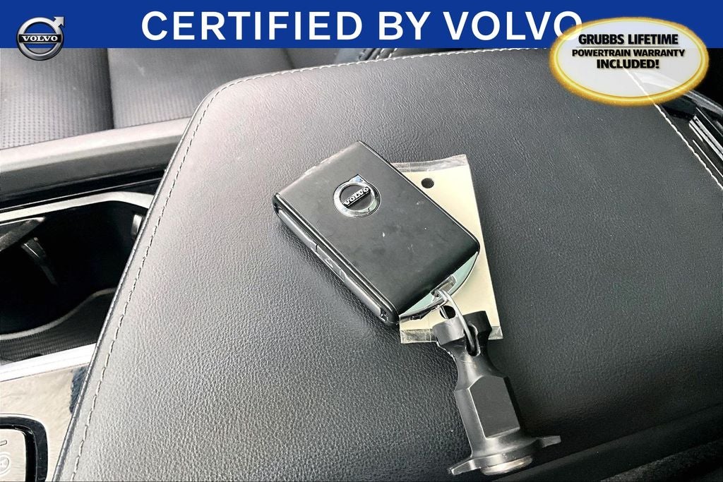 2023 Volvo XC60 B5 Ultimate Dark Theme