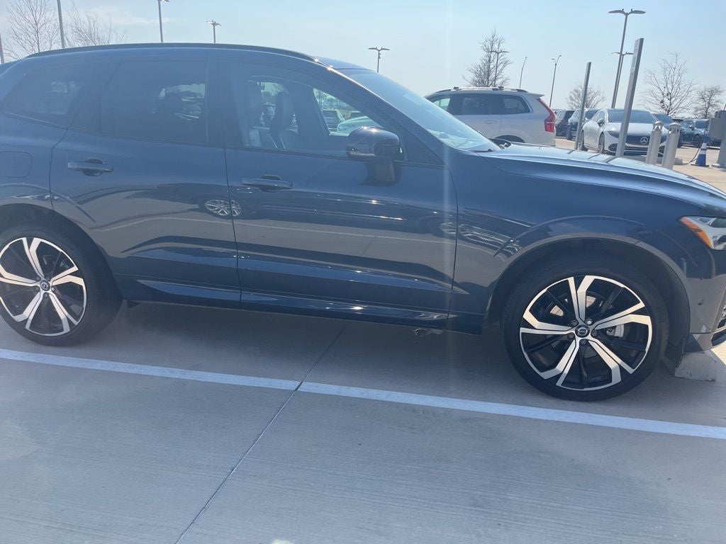 2023 Volvo XC60 B5 Ultimate Dark Theme