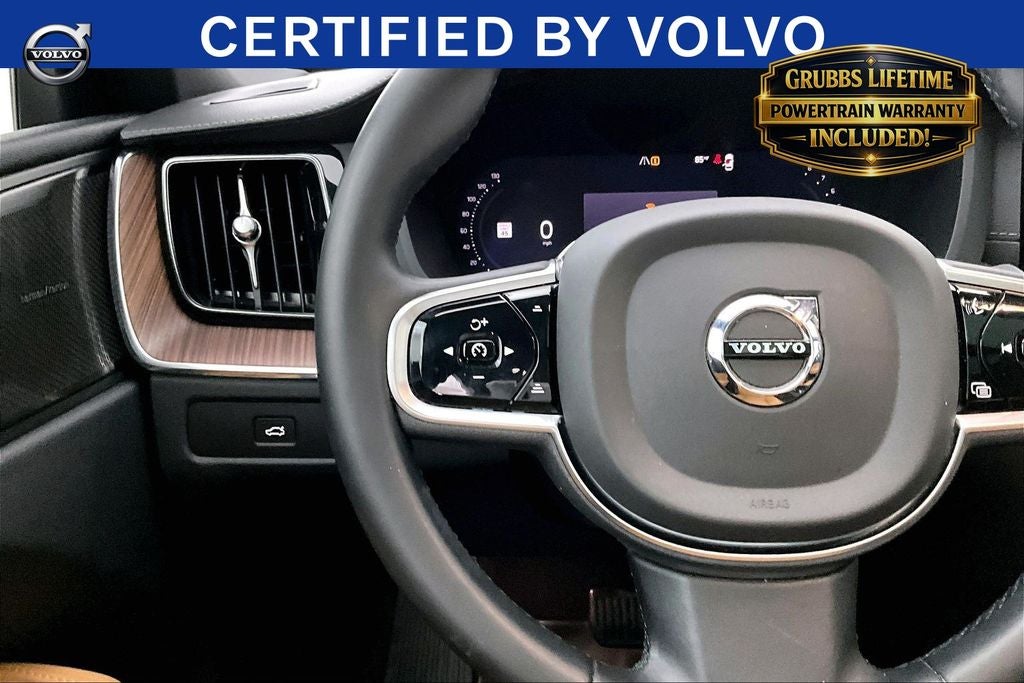 2023 Volvo XC60 B5 Ultimate Dark Theme