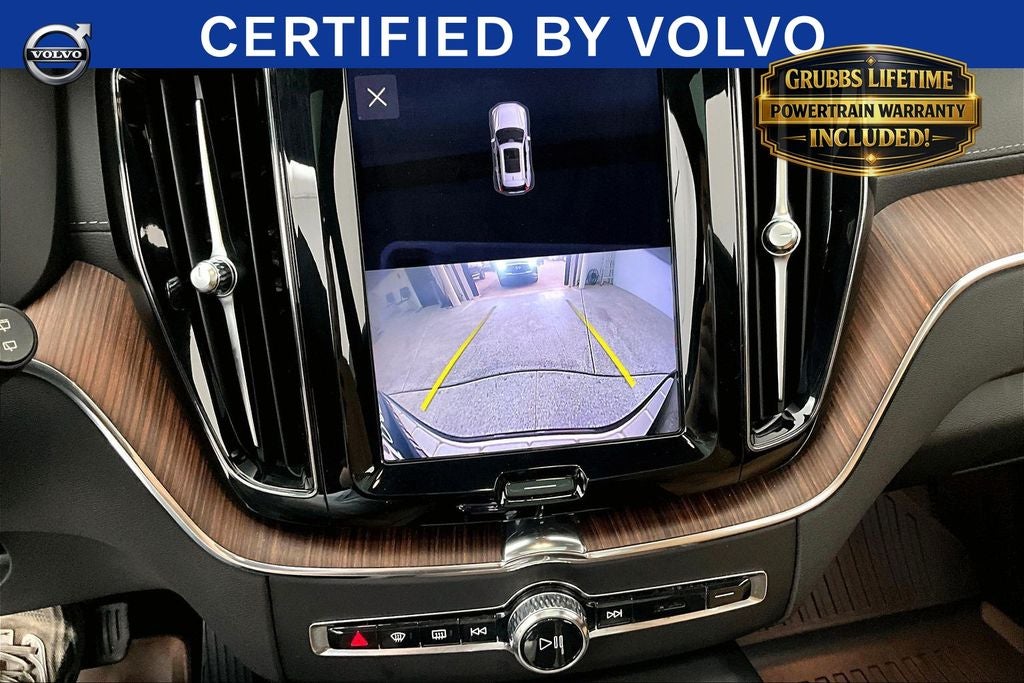 2023 Volvo XC60 B5 Ultimate Dark Theme