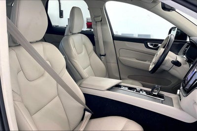 2023 Volvo XC60 B5 Plus Dark Theme