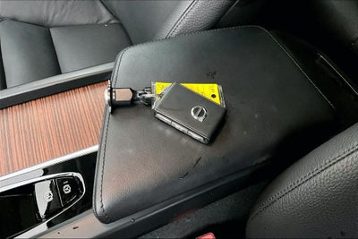 2023 Volvo XC60 B5 Plus Dark Theme