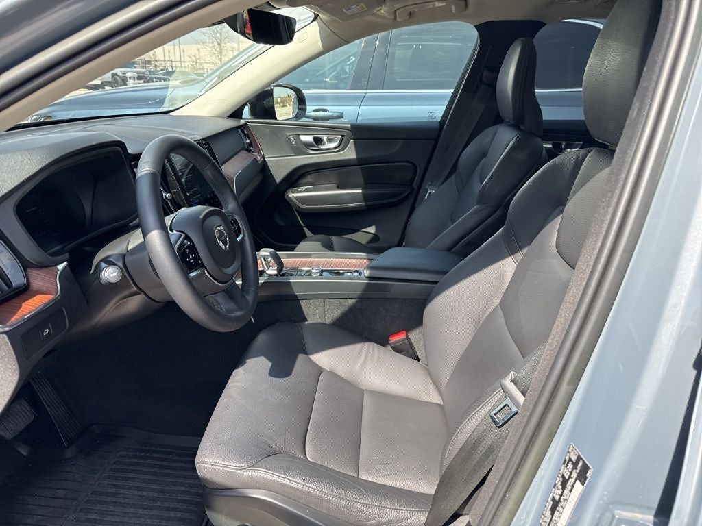 2023 Volvo XC60 B5 Plus Dark Theme