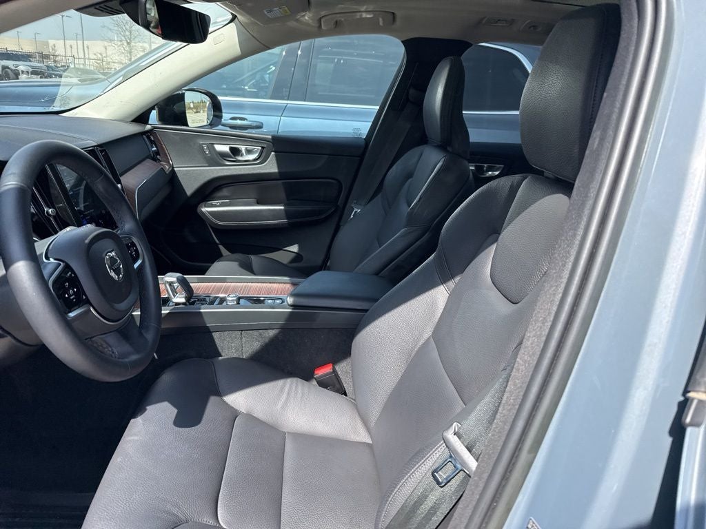 2023 Volvo XC60 B5 Plus Dark Theme