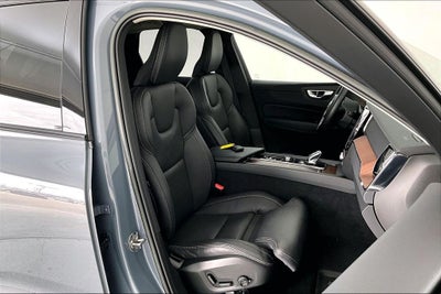 2023 Volvo XC60 B5 Ultimate Dark Theme