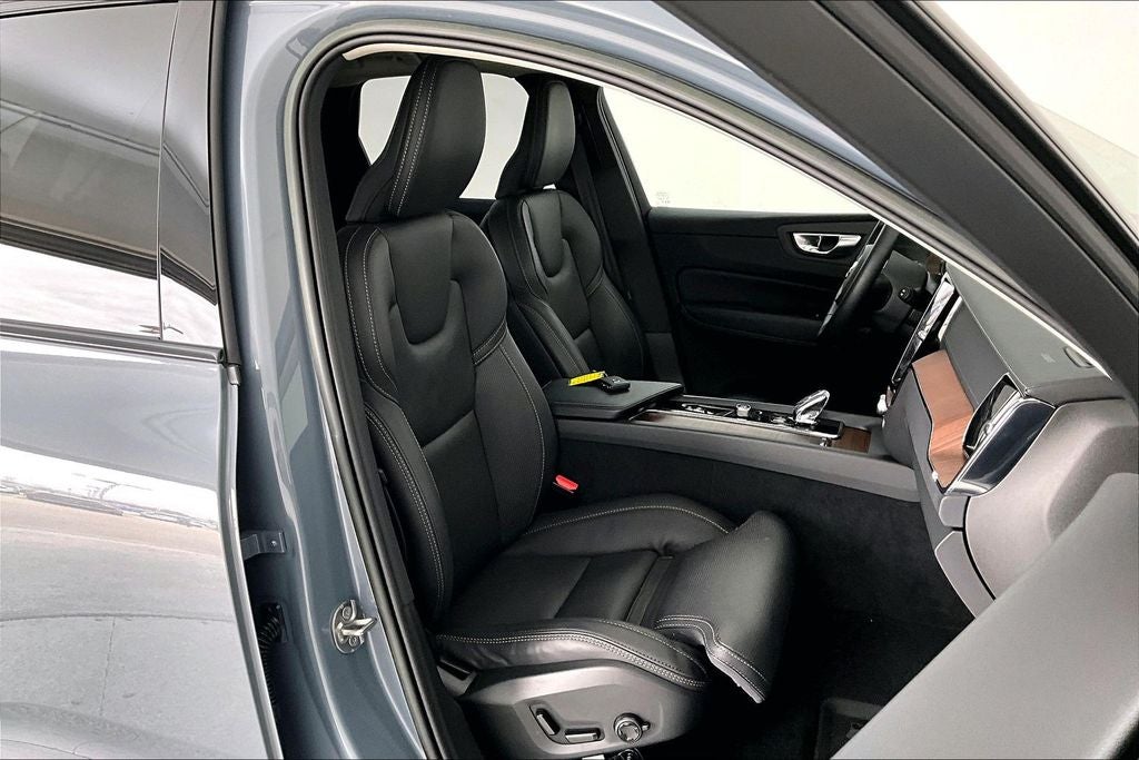 2023 Volvo XC60 B5 Ultimate Dark Theme