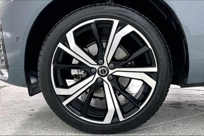 2023 Volvo XC60 B5 Ultimate Dark Theme