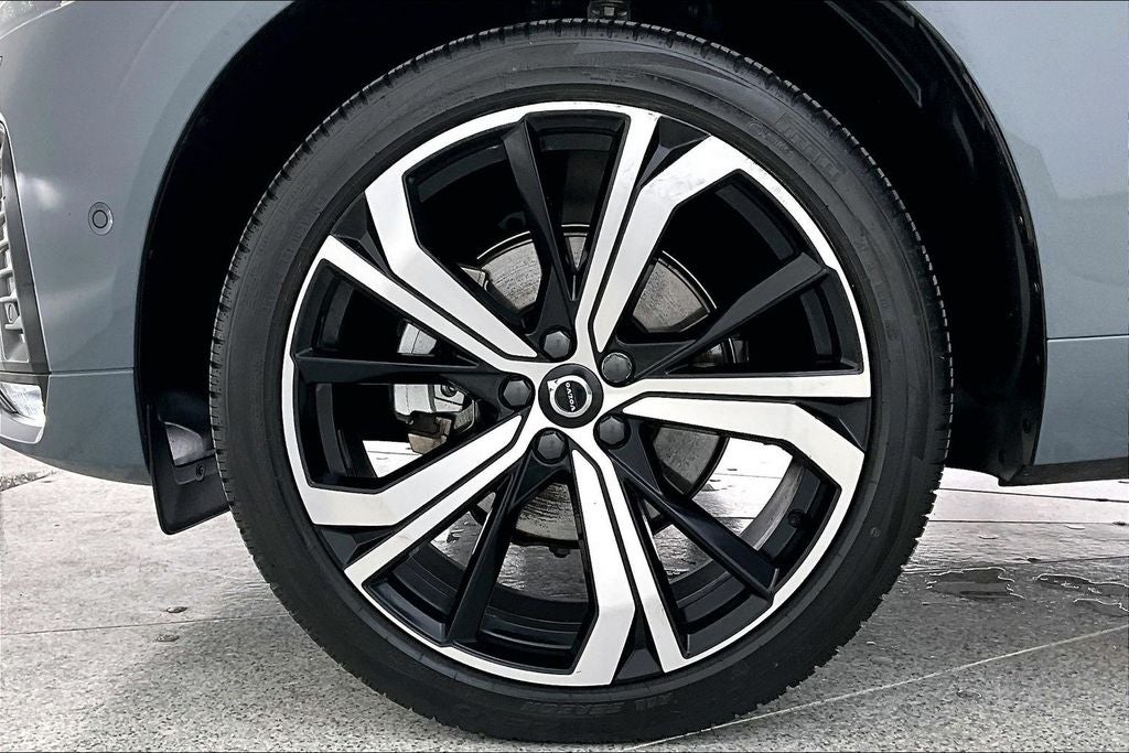 2023 Volvo XC60 B5 Ultimate Dark Theme