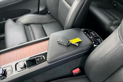 2023 Volvo XC60 B5 Ultimate Dark Theme