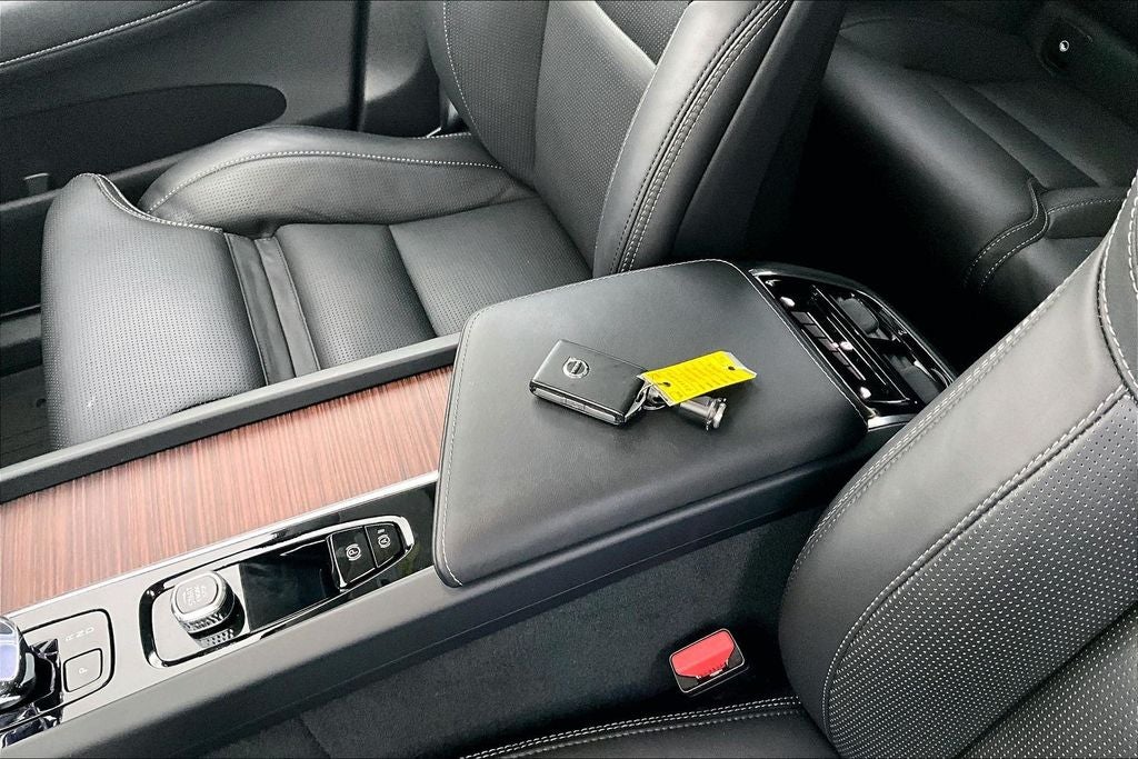 2023 Volvo XC60 B5 Ultimate Dark Theme