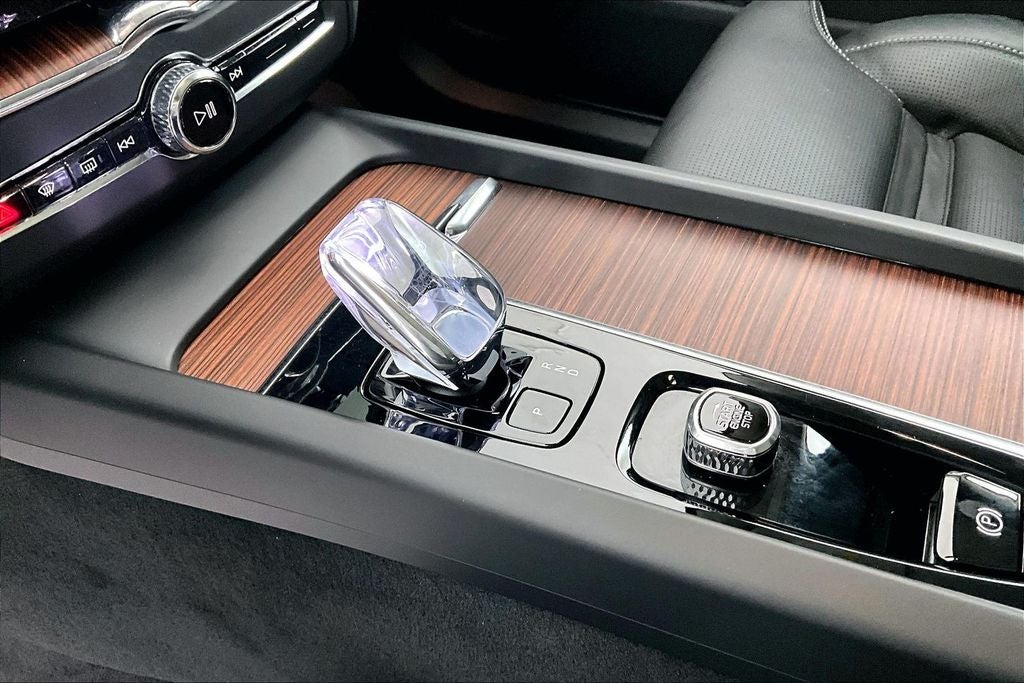 2023 Volvo XC60 B5 Ultimate Dark Theme