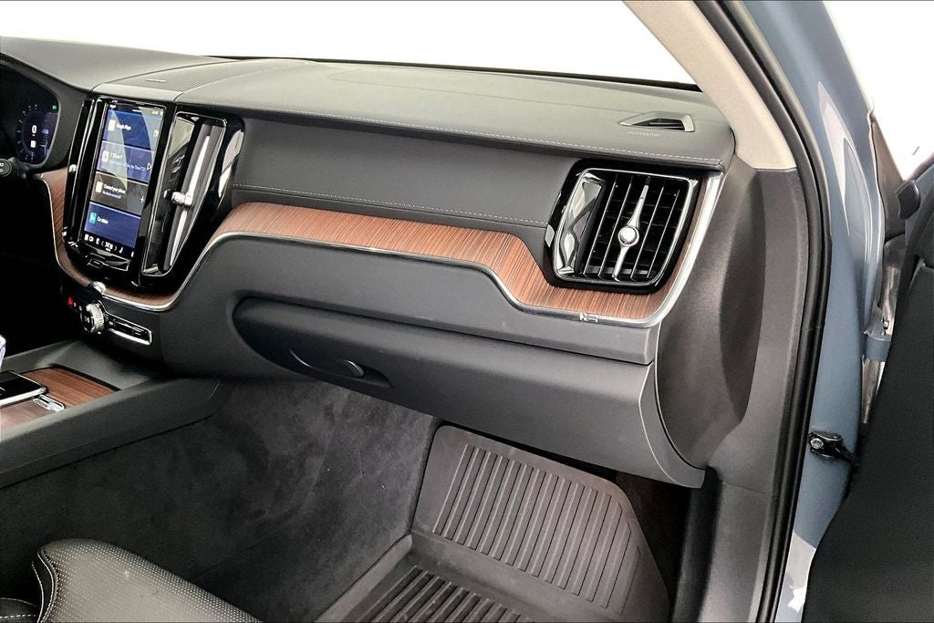 2023 Volvo XC60 B5 Ultimate Dark Theme