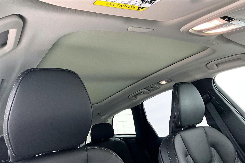 2023 Volvo XC60 B5 Ultimate Dark Theme