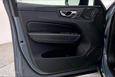 2023 Volvo XC60 B5 Ultimate Dark Theme