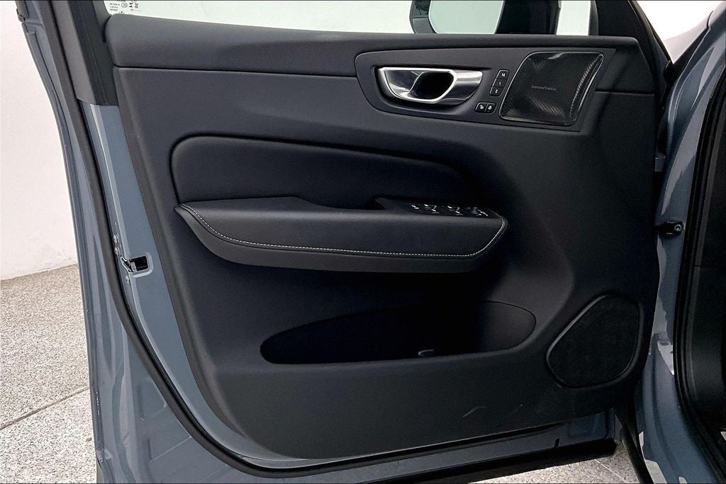 2023 Volvo XC60 B5 Ultimate Dark Theme