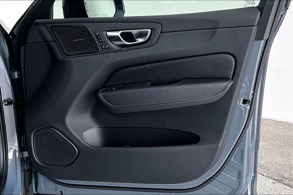 2023 Volvo XC60 B5 Ultimate Dark Theme