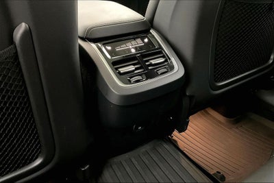 2023 Volvo XC60 B5 Ultimate Dark Theme