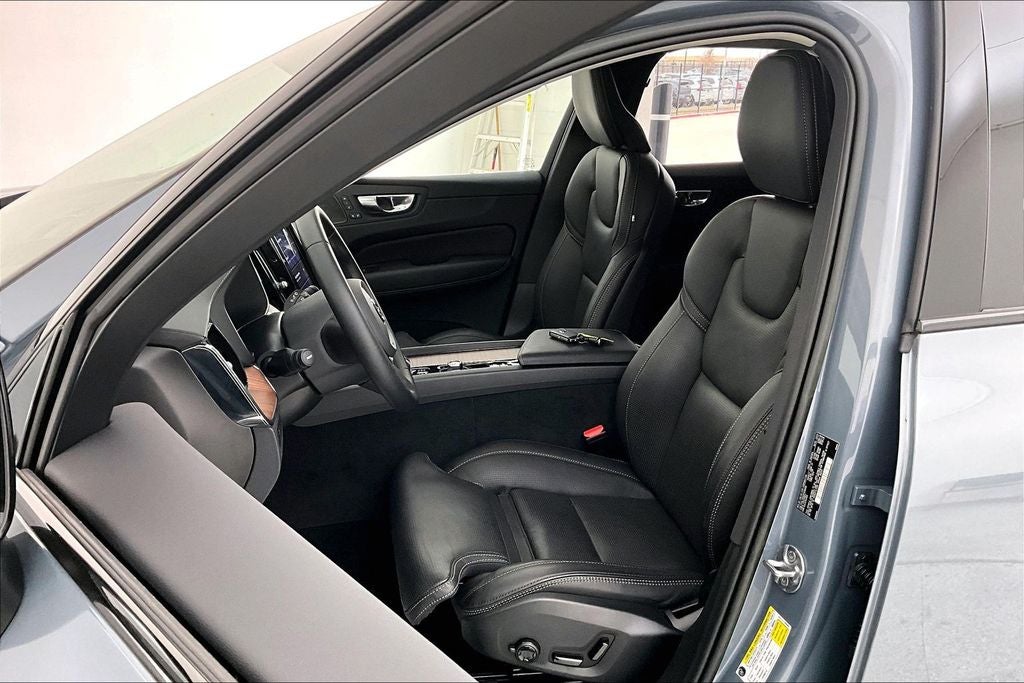 2023 Volvo XC60 B5 Ultimate Dark Theme