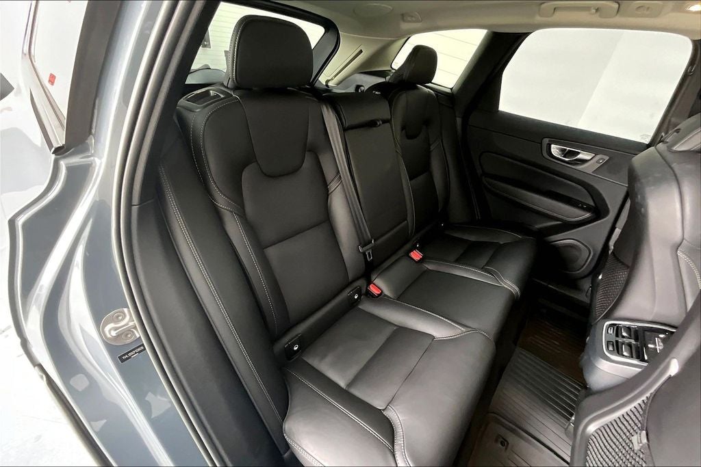 2023 Volvo XC60 B5 Ultimate Dark Theme