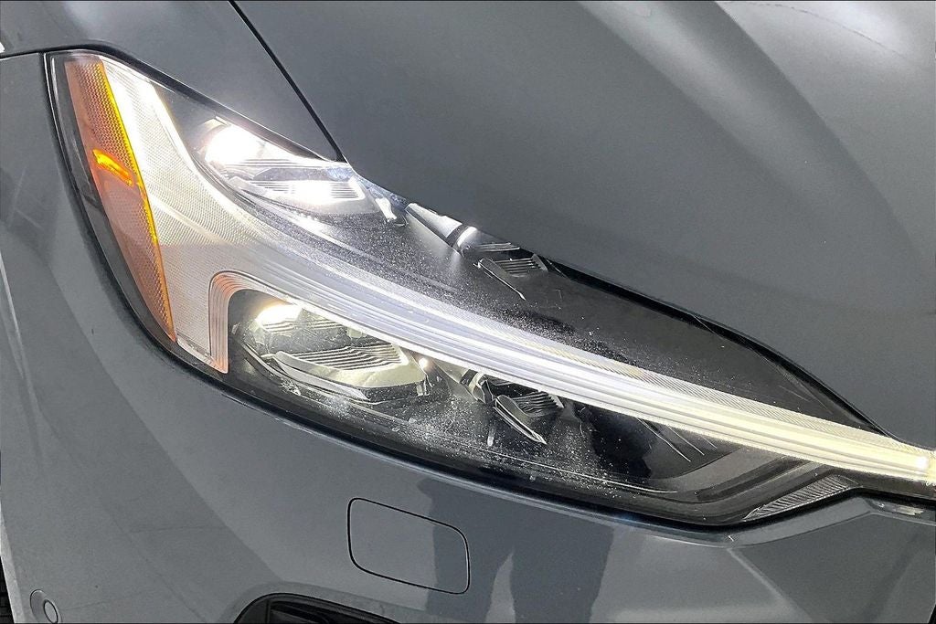 2023 Volvo XC60 B5 Ultimate Dark Theme