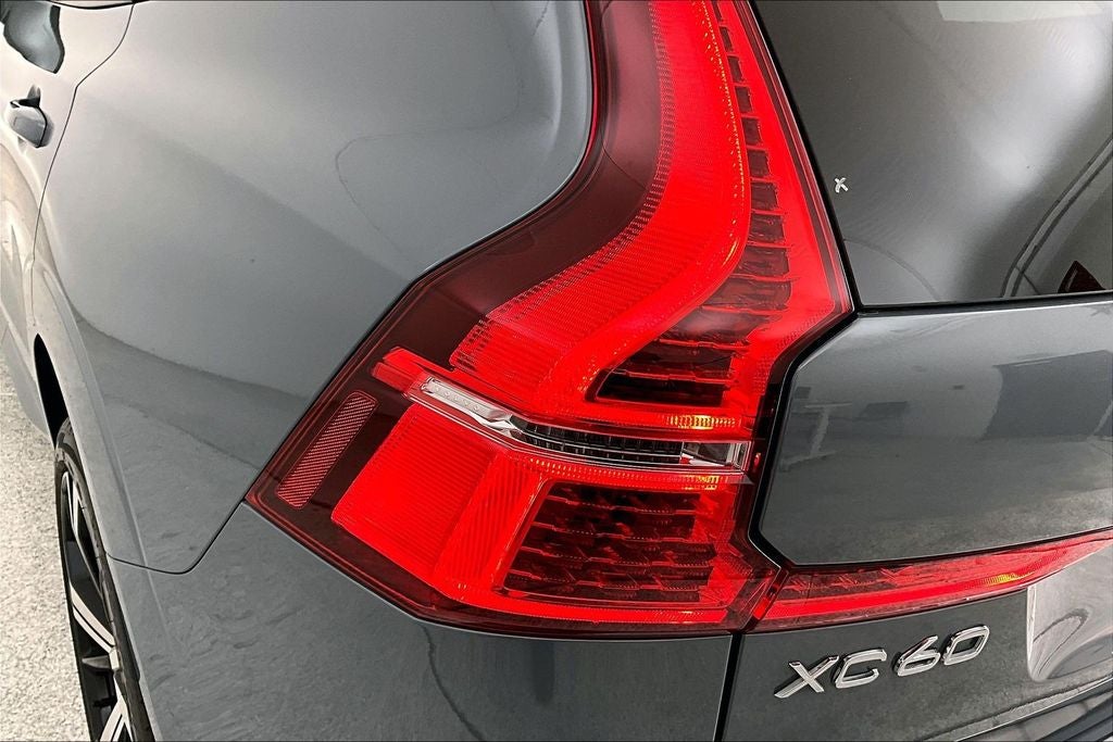 2023 Volvo XC60 B5 Ultimate Dark Theme