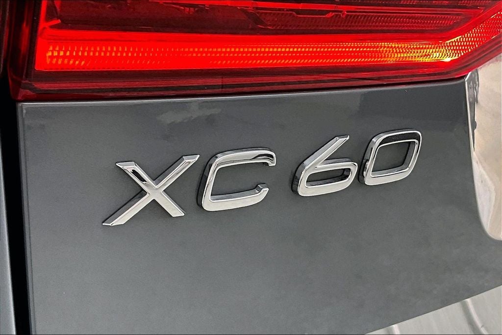 2023 Volvo XC60 B5 Ultimate Dark Theme