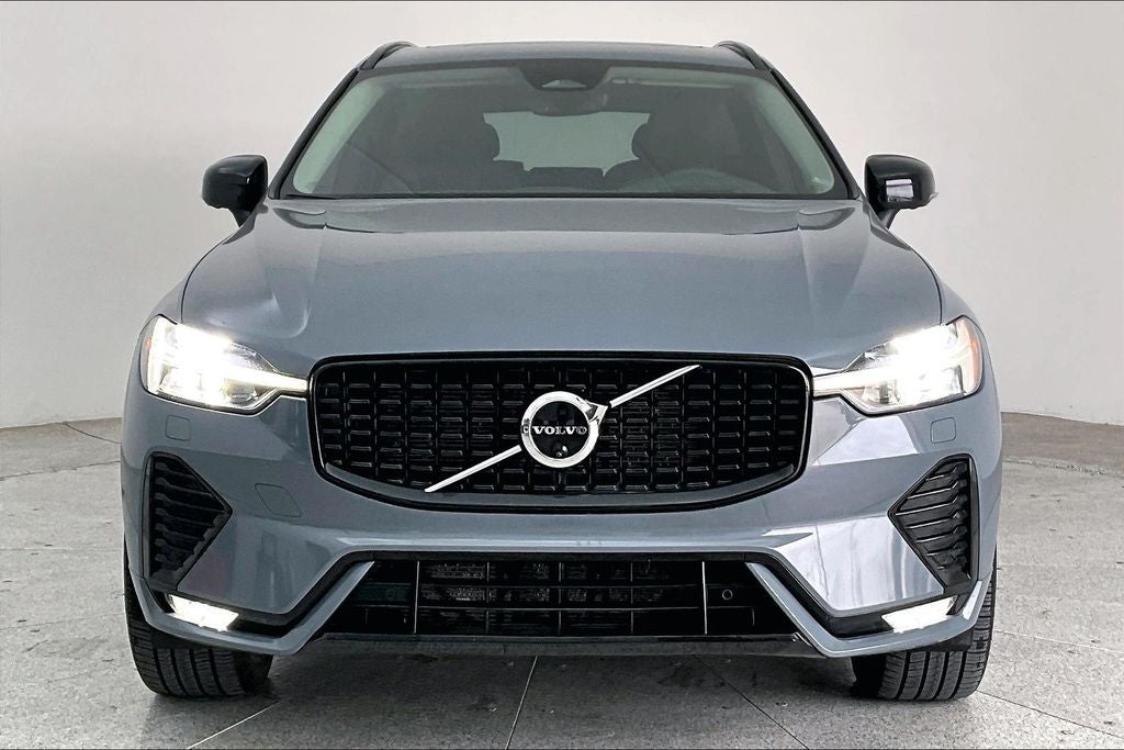2023 Volvo XC60 B5 Ultimate Dark Theme